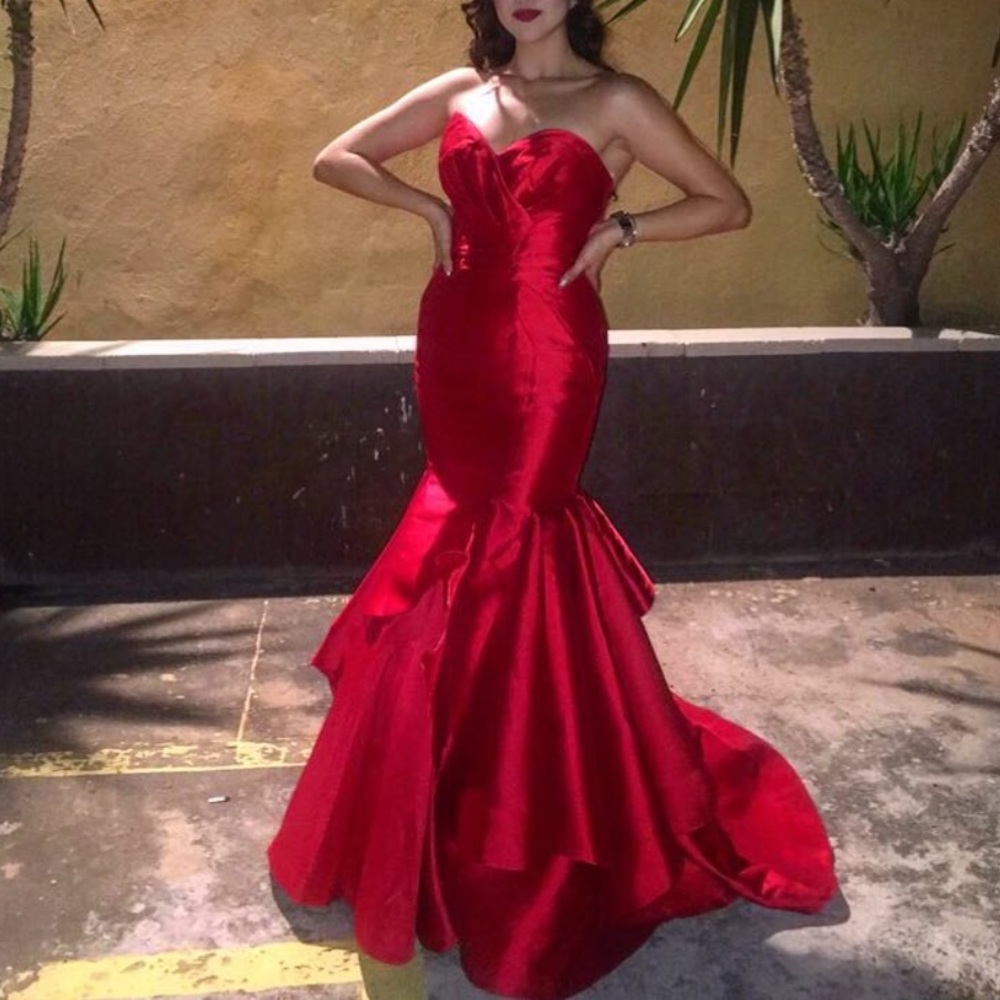 Red Elegant Dress long tail